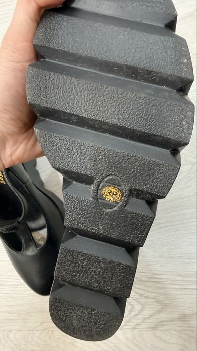 Отдам даром обувь