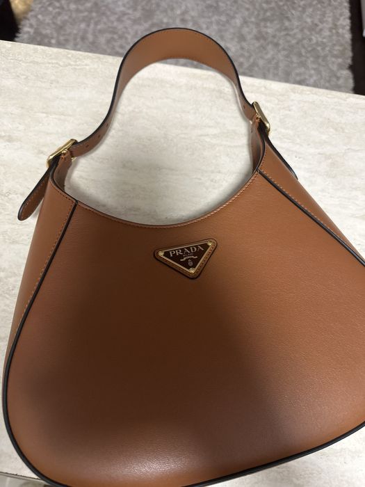 Vand geanta prada originala rog si ofer seriozitate