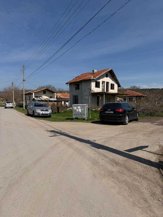Продавам къща на два етажа за основен ремонт
