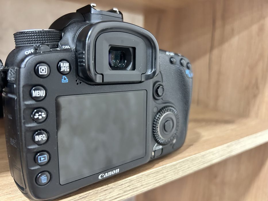 В идеальном состоянии canon 7D