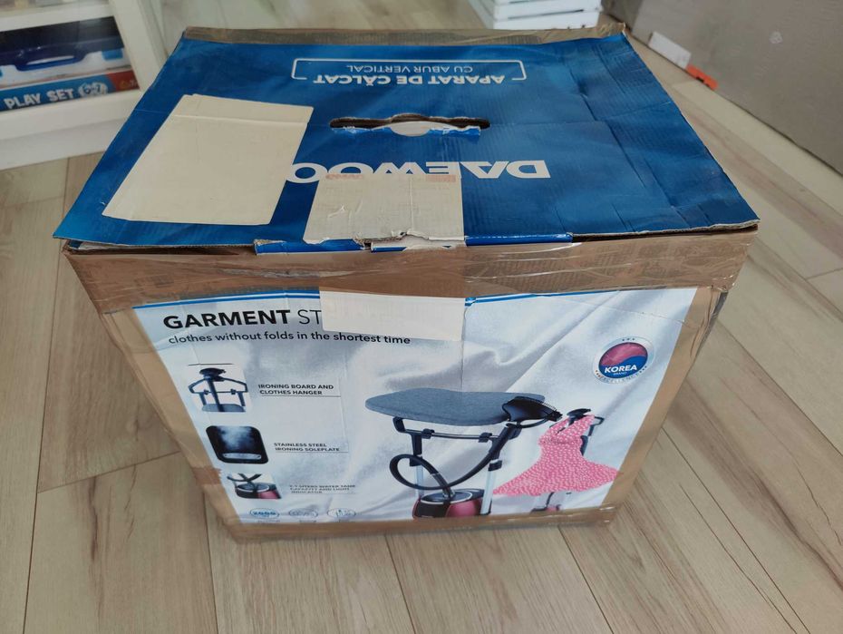 Aparat de calcat vertical cu abur Daewoo DGS2000, 2000 W, 2.1 litri, debit abur 40 g/minut, Display LCD