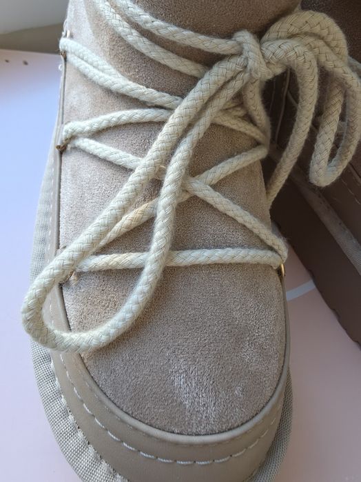 Бежови дамски зимни боти тип UGG