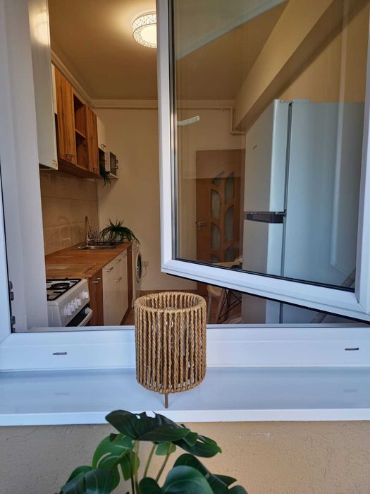 Garsonieră cu mobilă nouă, la etajul 1 din 3, în zonă de case