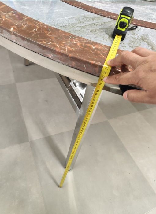 Aylanuvchi stol sotiladi