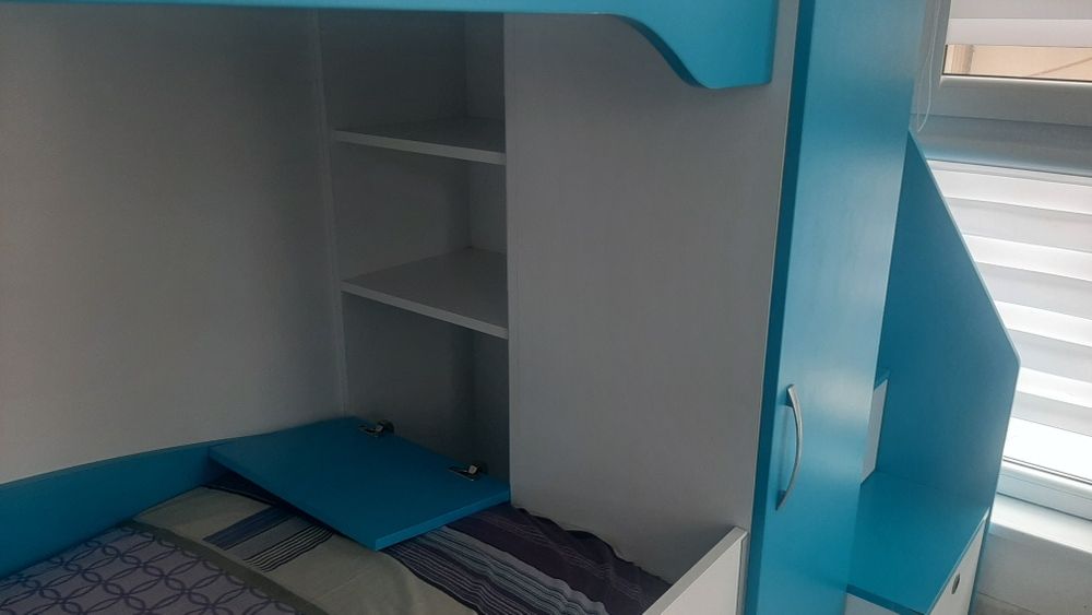 Двуетажно легло.