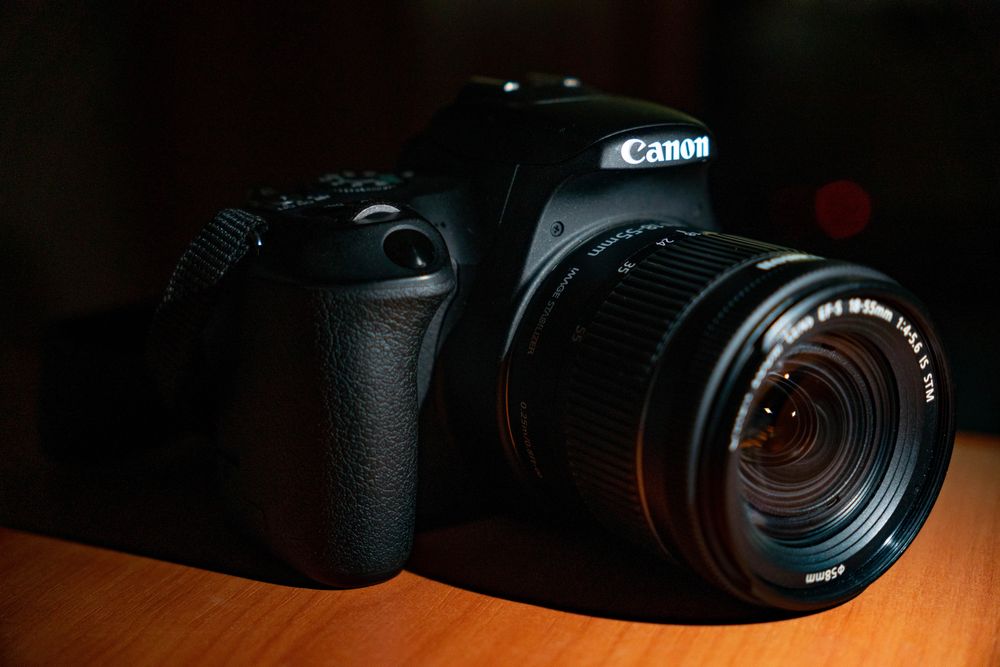 Продам фотоаппарат Canon 200D