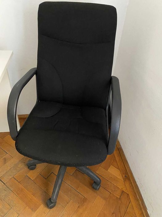 Scaun de birou tapitat negru pe roti