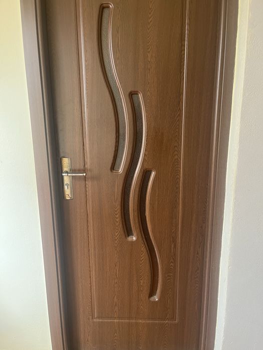 Vand 3 usii in stare buna