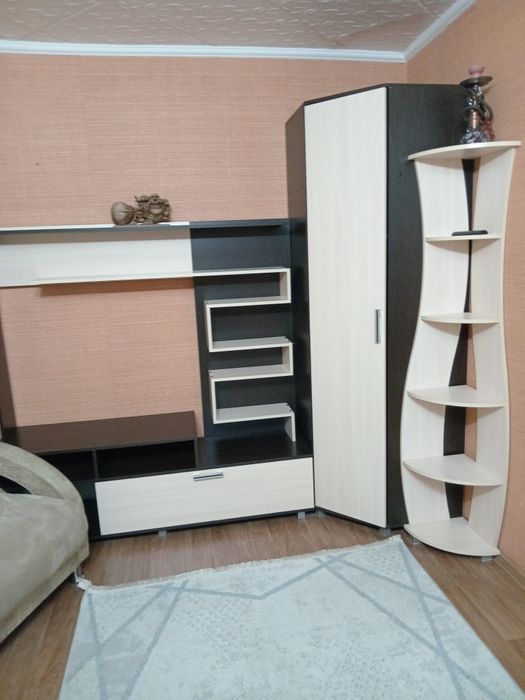 Продам стенку-горку с угловым шкафом