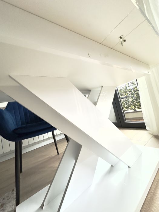 Бяла разтегателна маса за хранене гланцирана