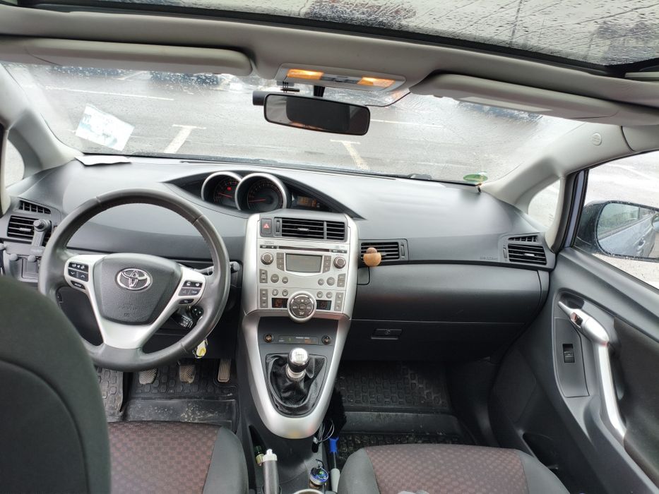 Toyota Verso 2010,  2.0 diesel, 5 locuri.