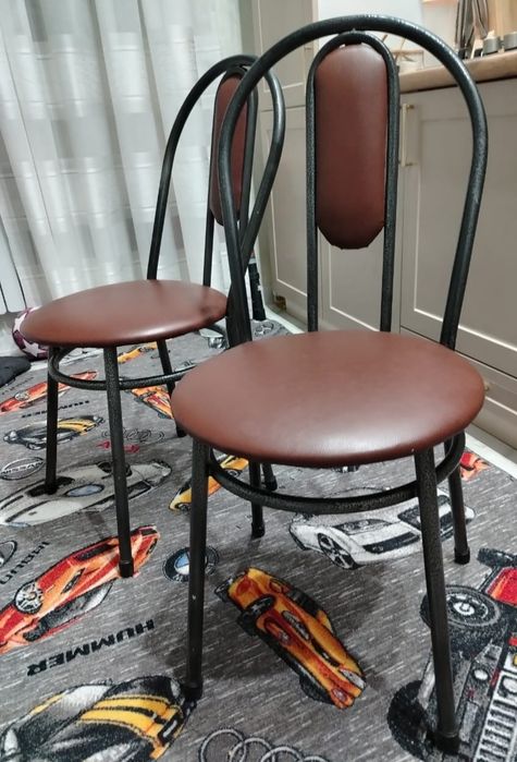 Продам стол и стулья прочные