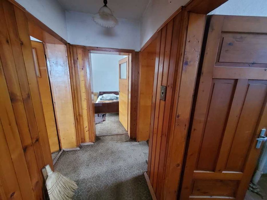 Масивна двуетажна къща за продажба в град Банско