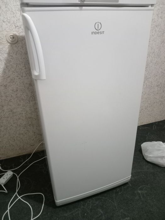 Xaladelnik Indesit sotiladi