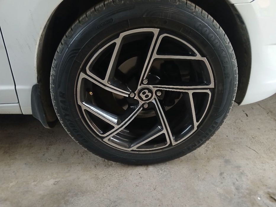 215_55_17 bentliy bakalavr diska balon sotiladi 320$