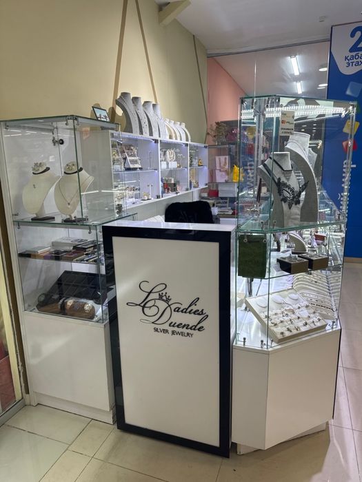 продаётся торговый островок (витрина).