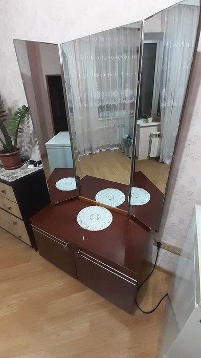 Продам Зеркало Трюмо
