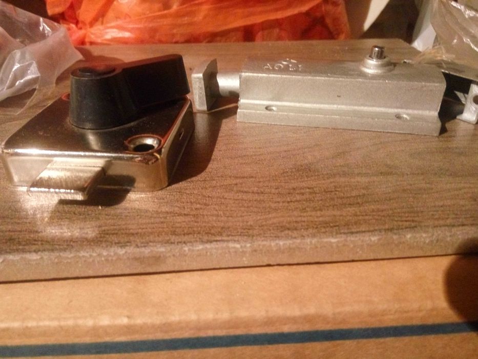 Замки дверные накладные