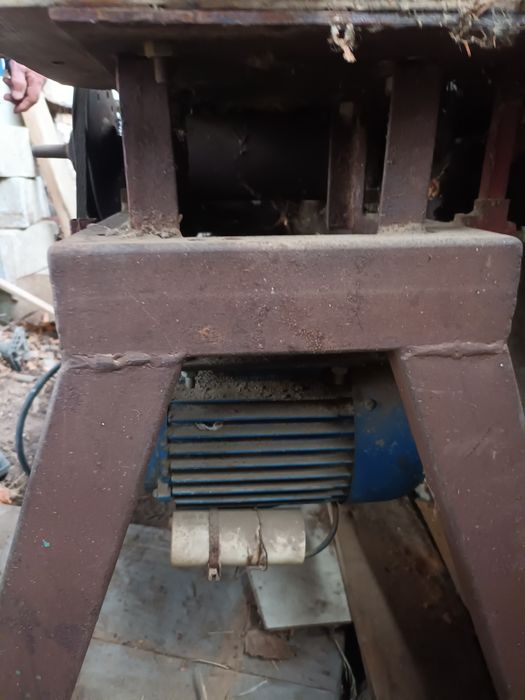 Vand  circular si abric prelucrare lemn+ moara .