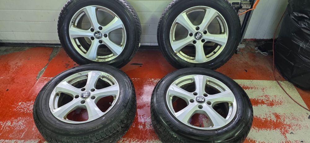 Jante BMW cu anvelope de iarna 225/60/17