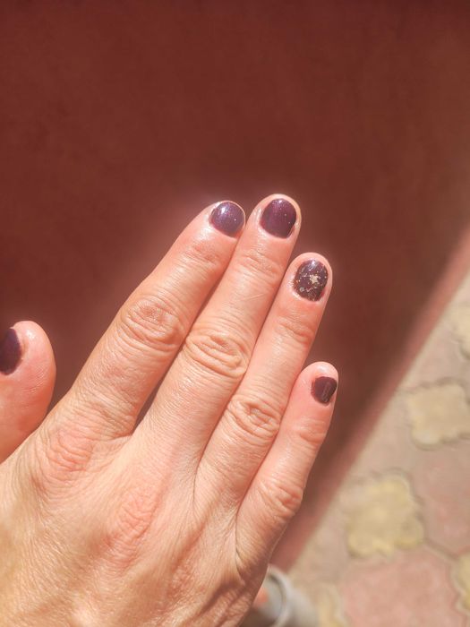 Realizez manichiura / pedichiura cu gel si semi