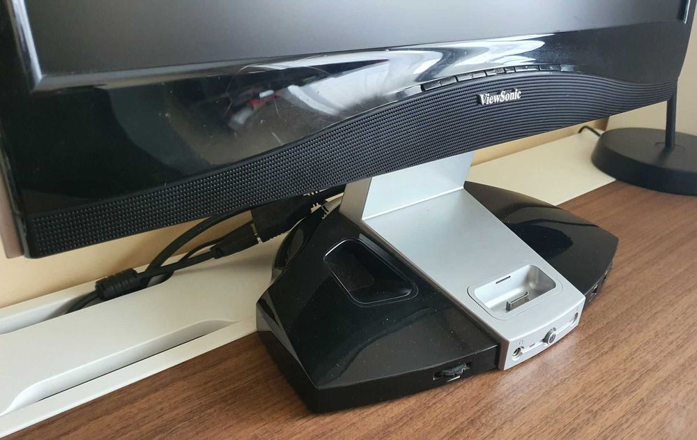 Monitor 22" ViewSonic VX2245wm 5ms card reader USB-hub iPod-dock, boxe