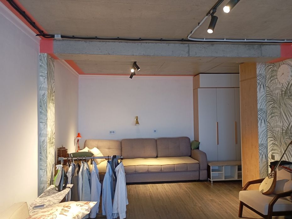 Продам квартиру 52 КВ м .