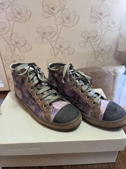 Лилави кожени кецове с пеперуди