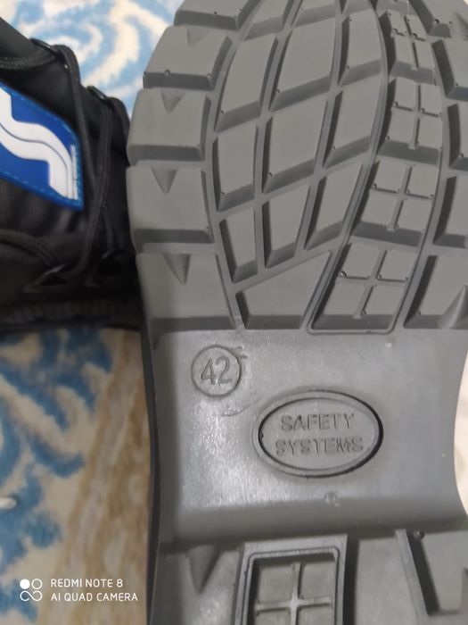 Продается спецботинки