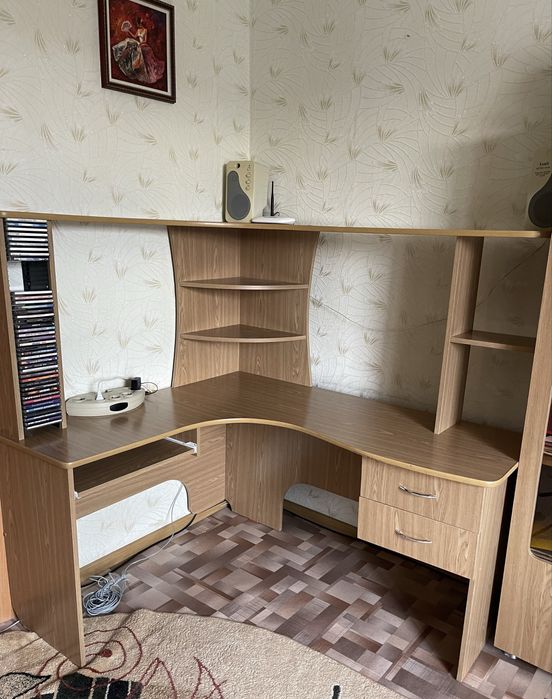 Угловой компьютерный стол