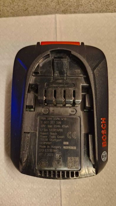 Bosch Acumulator 12V 1,5Ah Li-Ion (250 lei) si Bosch PBA 18v 2,5A (150 lei )