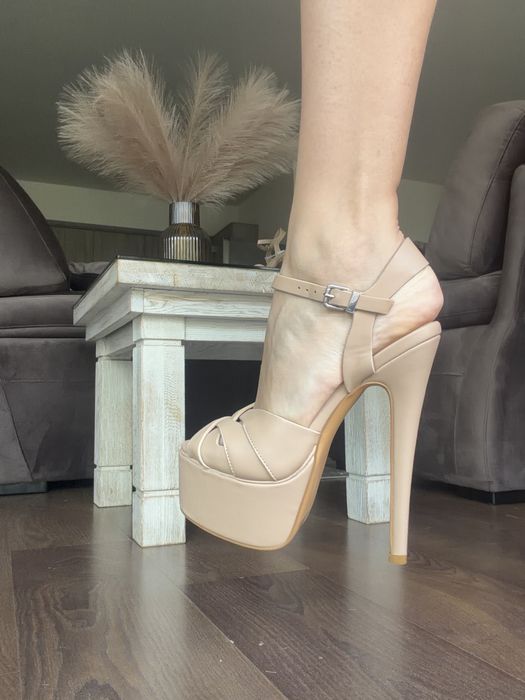 Високи бежови high heels