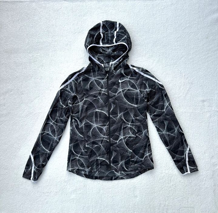 Дамска ветровка Nike Shield - размер S, много добро състояние