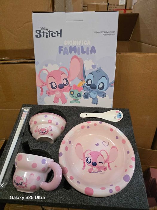 Bolalar uchun idishlar toplami.