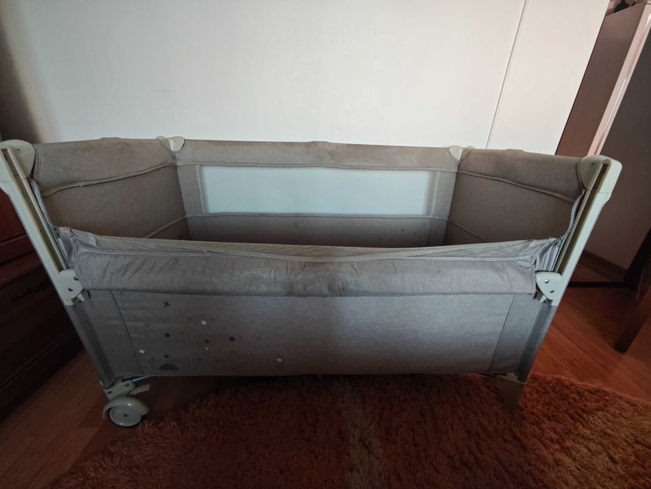 Vând pătuț de copii pliabil și ofer cadou salteaua din fibră de cocos