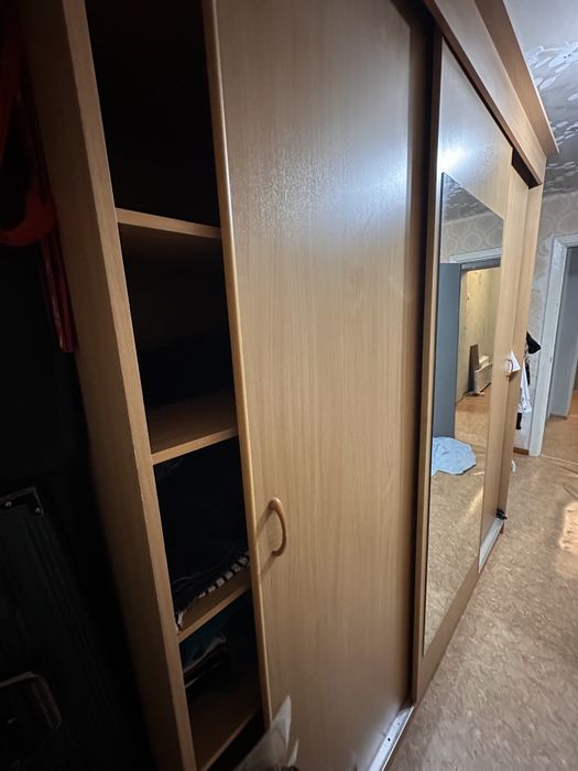 Шкаф в спальню с зеркалом