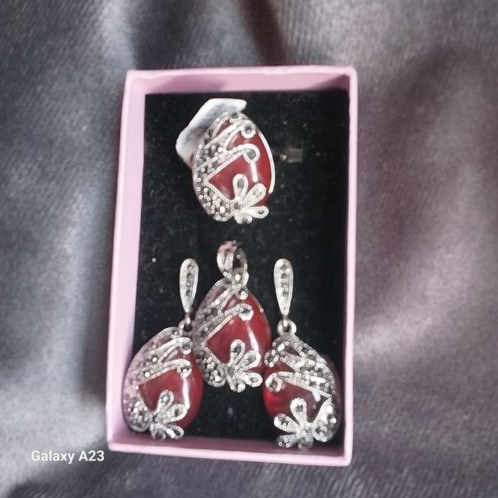 Продам новый серебряный комплект