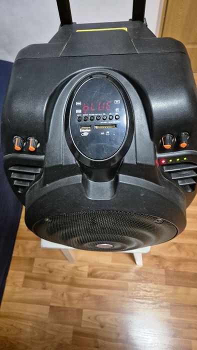 Vand boxa AKAI in stare buna de functionare