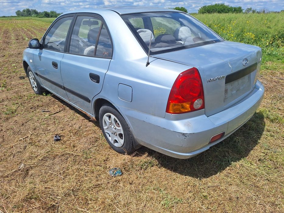 Dezmembrez hyundai accent