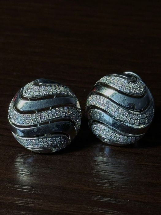 Продам золотые серьги с бриллиантами.