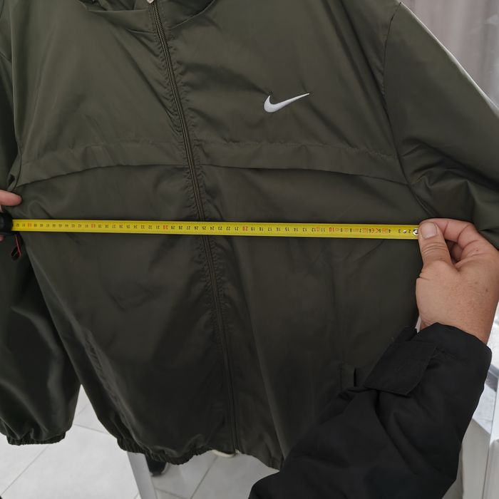 Зелена ветровка на NIKE