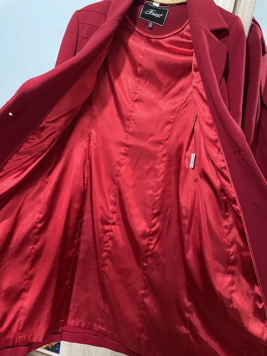 Продам красное пальто