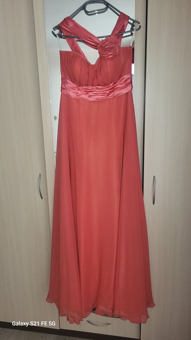 Продавам официална рокля