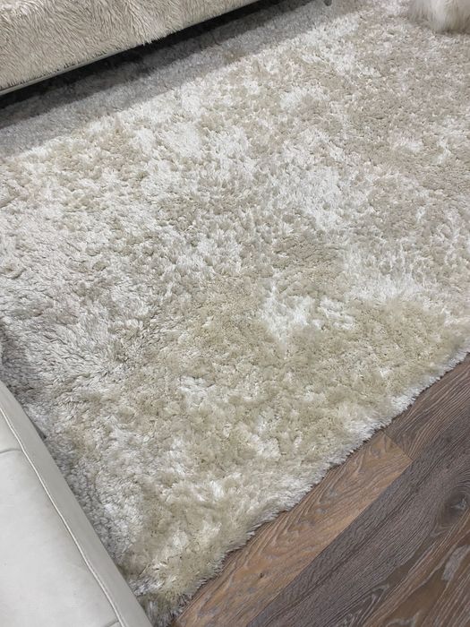 Красивый мохнатый белый ковер