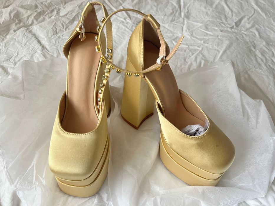 Туфли новые , бежевые атластные