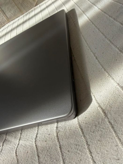 MacBook Pro 16" M1 Pro 10-Core CPU, 16-Core GPU, 16GB RAM, 512GB SSD