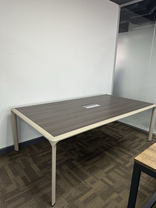 офисный конференц-стол