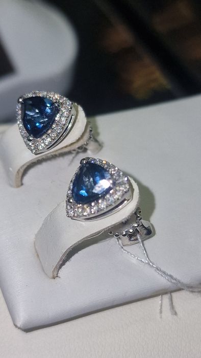 Золотые серьги  с бриллиантами  и топазами-пусеты