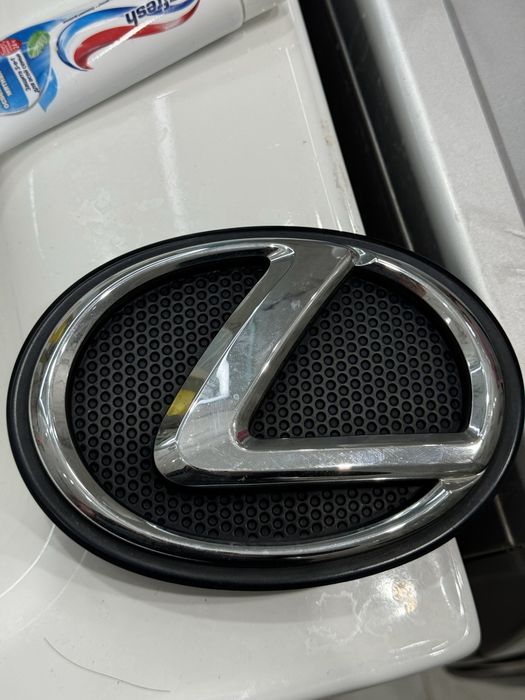 эмблема Lexus на решетку радиатора
