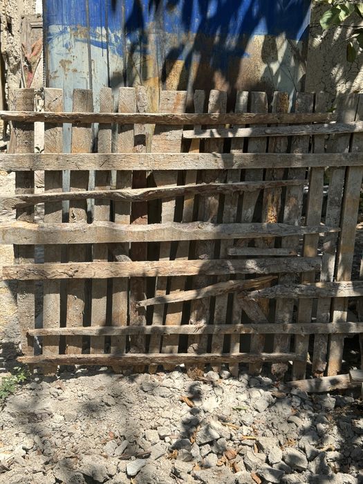 Дрова, доски, виноградник